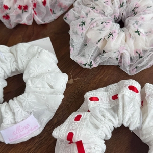 Vue détaillée de chouchous en dentelle et mesh floral sur une surface en bois