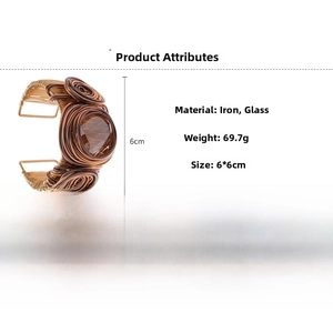 Vue détaillée du bracelet jonc tressé fini bronze avec des pierres en verre facettées