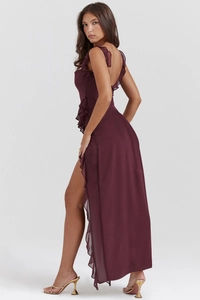 Dettaglio dell'abito in chiffon bordeaux con spalline a volant e spacco alto
