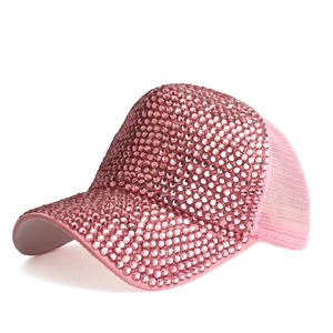 Vista dettagliata degli strass rosa brillanti sul berretto da baseball di lusso in mesh