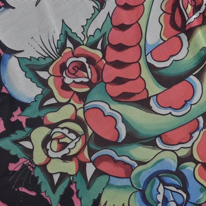 Dettaglio macro di motivi floreali vintage stile tatuaggio su tessuto a rete fine