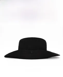 Vista laterale del cappello da sole nero con tesa larga e bottone automatico in metallo
