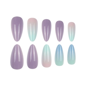 Unghie finte a mandorla corte con sfumature aurora viola effetto cat-eye e glitter