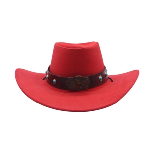 Détail d'un chapeau de cowboy rouge avec bandeau en cuir brun et boucle étoilée en métal