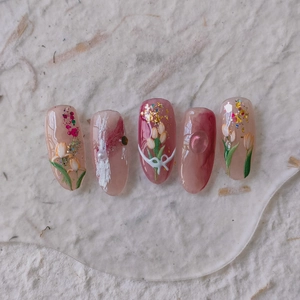 Faux ongles tulipes roses peints à la main avec relief 3D et détails en feuille d'or