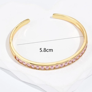 Detailansicht eines 18K vergoldeten Armreifs mit rosa Zirkoniasteinen und 5,8 cm Durchmesser