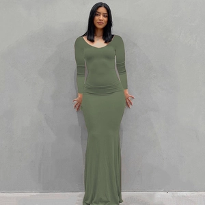 Detalle del vestido maxi ajustado verde oscuro de manga larga con dobladillo cola de pez
