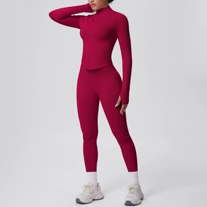 Dettaglio del set da yoga bordeaux con polsini con foro per il pollice e leggings a vita alta