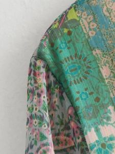 Vue détaillée de la robe en mousseline à imprimé floral et rayures dorées fines