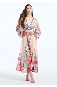 Dettaglio dello scollo a V e della stampa floreale sull'abito lungo boho in chiffon