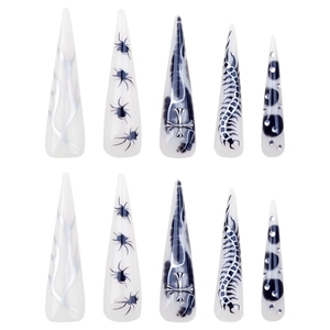 Faux ongles stiletto longs motif flamme argentée et araignée gothique avec breloques croix