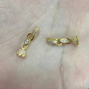 Dettaglio della chiusura a cuore in argento S925 con zirconi bianchi dorati