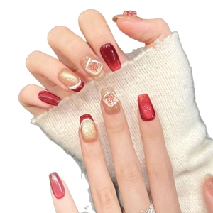 Uñas postizas rojas y doradas festivas con diseño 'Doble Felicidad' y efecto ojo de gato