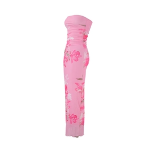 Détail de la robe longue rose à fleurs sans bretelles avec coutures latérales plissées