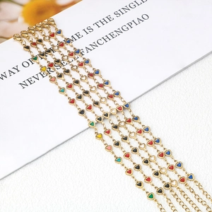 Bracciale minimalista in acciaio inossidabile dorato con ciondoli a cuore smaltati