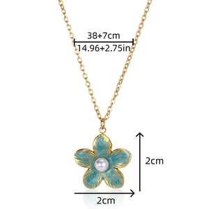 Vue détaillée du pendentif fleur émaillée avec perle et chaîne dorée de 38+7cm