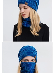 Nahaufnahme des blauen Strick-Sets mit quadratischem Muster und dekorativem Leder-Logo-Patch