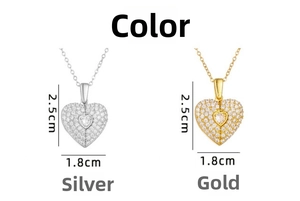 Dettaglio di ciondoli a cuore in argento e oro con pietre e segni di dimensione di 2,5 cm
