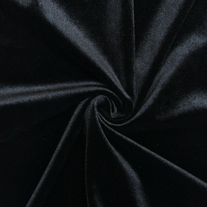 Dettaglio del tessuto in velluto nero che mostra la texture liscia e la lucentezza