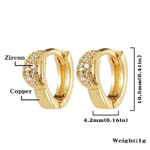 Detalle de pendientes de aro en cobre dorado con circón, 10,5mm x 4,2mm y peso de 1g