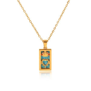 Dettaglio della collana placcata oro 18k con pendente turchese e motivo del sacro cuore