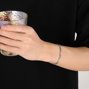 Bracelet Mobius minimaliste en acier titane argenté pour hommes avec chaîne géométrique torsadée