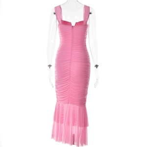 Détail d'une robe sirène rose avec fermeture éclair au dos et ourlet en mesh plissé