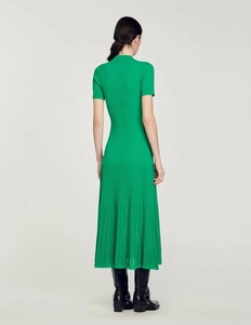 Vue détaillée de la robe en maille verte élégante avec col polo et manches courtes au dos
