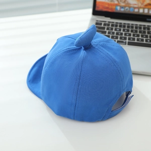 Détail d'une casquette de baseball en coton bleu roi pour enfants avec cornes