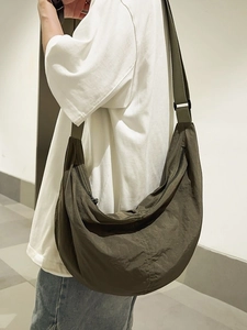 Grand sac bandoulière en nylon vert militaire pour homme avec sangle réglable