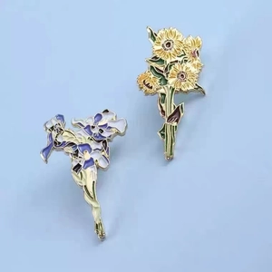 Broches en émail iris et tournesol style Van Gogh sur fond bleu clair minimaliste