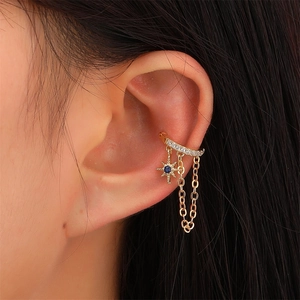 Eleganter goldener Ohrclip mit Stern-Zirkonia-Anhänger und feiner Kette am Ohr