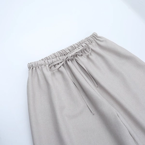 Dettaglio della vita elastica con coulisse e della trama in cotone e lino dei pantaloni
