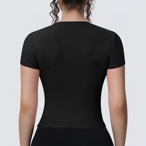 T-shirt de yoga noir coupe ajustée vue arrière montrant le tissu respirant