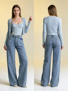 Vue avant et arrière du jean bleu clair à taille haute et jambe large avec haut en dentelle