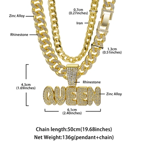Set collana con ciondolo Queen dorata, catene Cuban Link di strass e dettagli misure