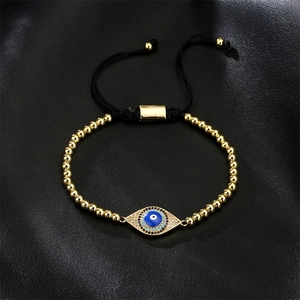Detail des verstellbaren Evil Eye Armband mit blauem Emaille und Goldperlen