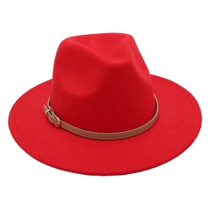 Détail d'un chapeau fedora rouge en laine avec bande cuir marron clair et boucle dorée
