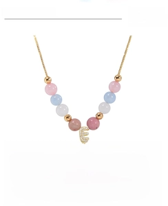 Détail du collier de perles en cristal avec pendentif lettre E pavé de zircons blancs