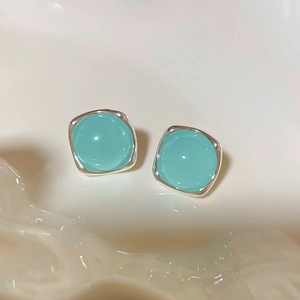 Gros plan sur les boucles d'oreilles en cristal bleu clair et monture en argent