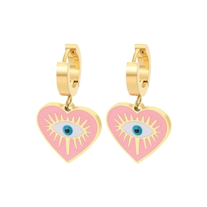 Goldene Creolen mit rosa Emaille-Herzanhängern und blauem Evil-Eye-Detail