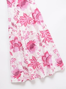 Détail de l'imprimé fleuri sur robe blanche avec broderie anglaise de haute qualité