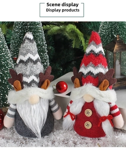 Détail de gnomes de Noël avec bois de renne et chapeaux en tricot rouge et gris