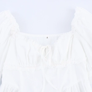 Weißes französisches Kleid mit quadratischem Ausschnitt, Puffärmeln und Rüschendetails