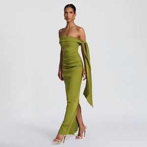Détail de la robe bustier vert olive avec fente latérale élégante et rubans sur l'épaule