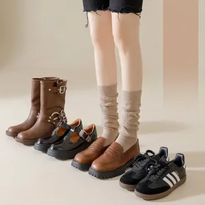 Chaussettes plissées avoine avec mocassins et sélection de chaussures pour femmes