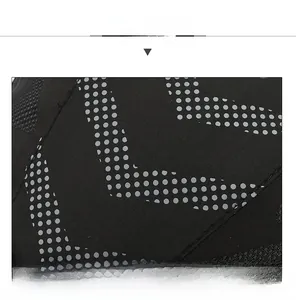 Vue détaillée du tissu mesh noir respirant avec impression de points gris et coutures fines