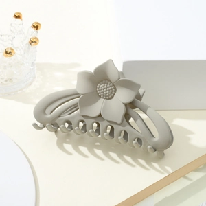 Matte graue Sonnenblumen-Haarklammer mit frostiger Textur für das Haarstyling