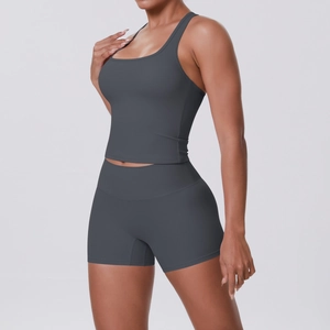 Détail de l'ensemble de yoga gris foncé avec haut de sport et short à taille haute