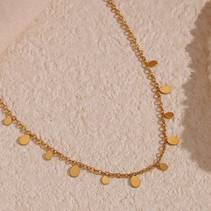 Dettaglio dei pendenti a goccia placcati in oro 18K su una catenina sottile ed elegante